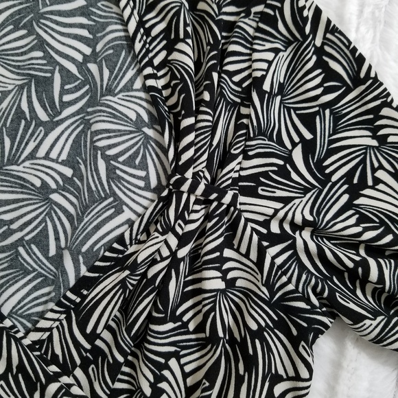 MY MICHELLE Black & white faux wrap dress neckline detail flattering Sm EUC - Picture 7 of 8